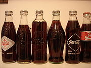 Una colecci&oacute;n de botellas de Coca-Cola