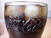 Vaso de coca-cola con hielo